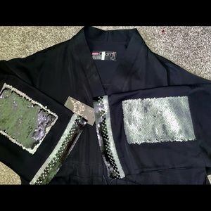 Black silver a Abayah for womens is too big in me.